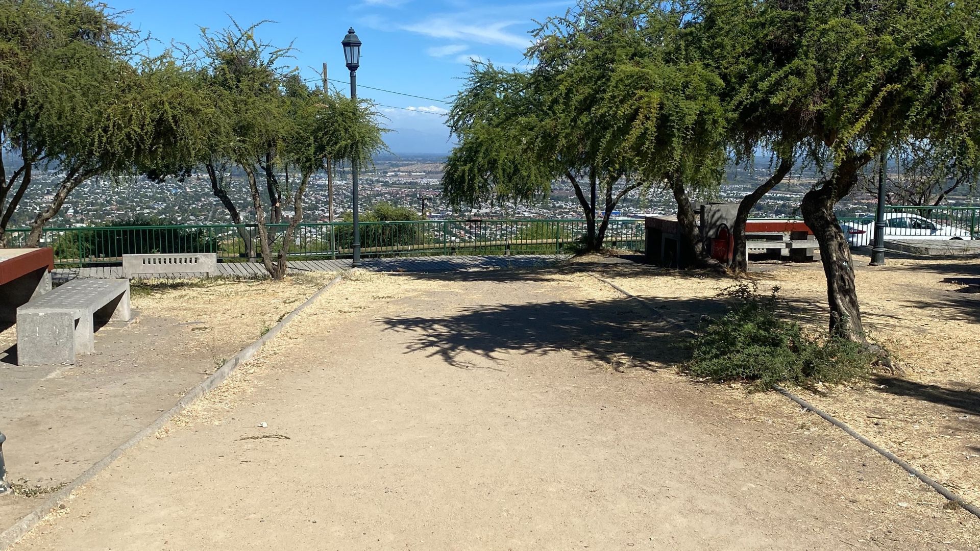 Fotografía del interior del mirador, los árboles brindan sombra en algunos espacios